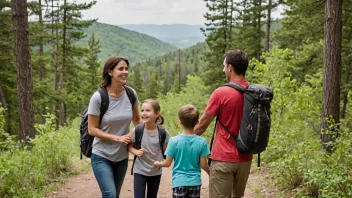 En familie på fire på en tur, smiler og nyter den vakre naturen.