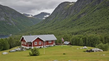 Et hus i et naturskjønt norsk landskap