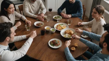 En gruppe mennesker fra ulike bakgrunner og aldre sitter rundt et bord, engasjert i samtale og latter. Atmosfæren er varm og invitende, og formidler en følelse av fellesskap og tilhørighet.