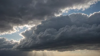 En grå og skyet himmel med vind som blåser fra øst, noe som indikerer et østavær-vær.