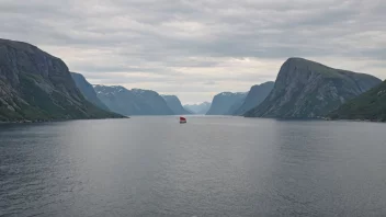 En fredelig og malerisk utsikt over Sveggesundet i Norge.