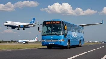 En blå lufthavnsbuss som kjører på veien med et fly som tar av i bakgrunnen