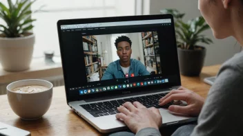 En person som ser på en webvideo på sin laptop