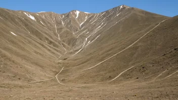 Et bilde av et snøløst fjell eller en skianlegg med lite eller ingen snø.