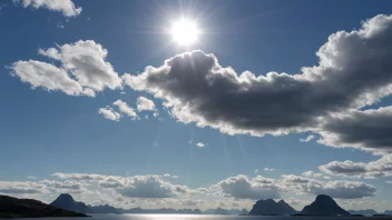 En vakker solfylt dag i Norge med noen hvite skyer på himmelen.