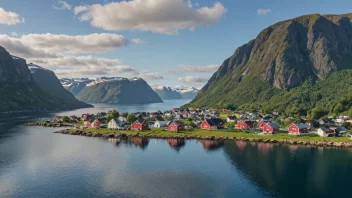 Et pittoreskt norsk øylandskap med en liten landsby og noen bygninger, omgitt av vann og fjell.