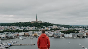 En person fra Arendal, Norge, står stolt foran et bybilde eller et landemerke fra Arendal.