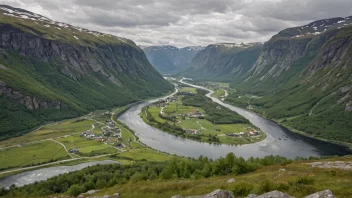 En vakker dal i Norge med en elv som renner gjennom den.