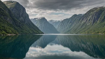 Et pittoreskt bilde av Sørbotn fjorden i Norge.