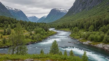 En vakker norsk dal med landklima, med en frossen innsjø og snødekte trær om vinteren, og en flytende elv og grønne trær om sommeren.