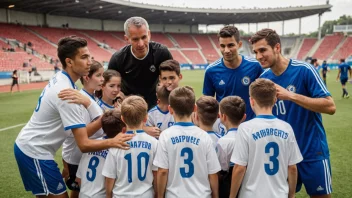 Unge fotballspillere på et stadion med en trener