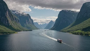 Et båttog som kjører langs kysten av Norge, med fjorder og fjell i bakgrunnen.