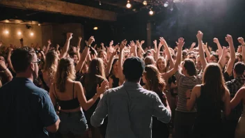 En live musikkforestilling med et band på scenen og en folkemengde som danser og heier