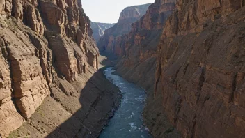 En naturskjønn canyon med en elv som renner gjennom den.