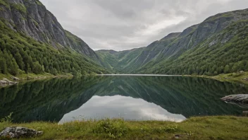 Et fredelig vatne i norsk natur.