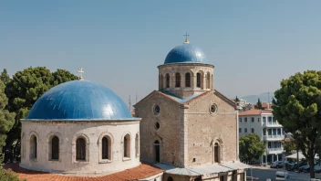 Et pittoreskt bilde av en tradisjonell gresk bygning i Thessaloniki med en blåkuppelkirke i bakgrunnen