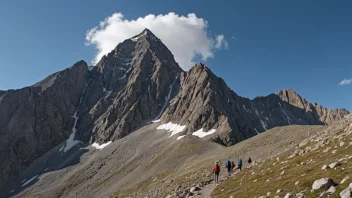 Et bilde av et majestetisk fjell som illustrerer konseptet av noe som er ekstremt høyt.