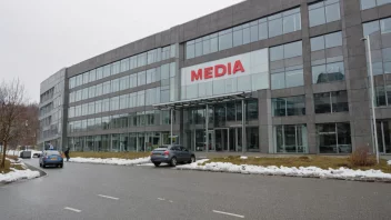 En mediabedrifts kontorbygning med ansatte som arbeider med medieproduksjon og distribusjon.