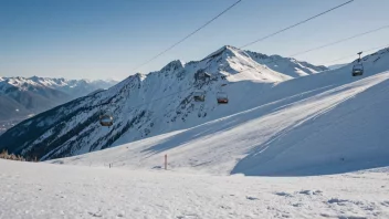 Et snølag på et fjell, med en skitrekk i bakgrunnen.