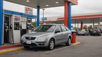 En bil som tankes opp på en bensinstasjon, med fokus på bensinpumpen og drivstoffet