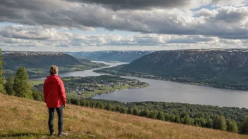 En person fra Ringerike, Norge, som står foran et naturskjønt landskap med rullende åser og fjell.