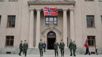 En regjeringsbygning med Norges flagg, med mennesker i militære uniformer som går inn og ut av bygningen.