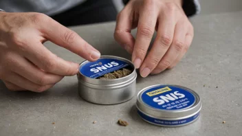 En person som snuser, med en boks snus i bakgrunnen