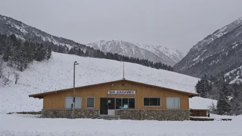 En skiakademi-bygning i et vinterlandskap.