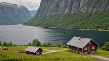 Et pittoreskt bilde av de vestlige fjordene i Norge med et tradisjonelt trehus i forgrunnen.