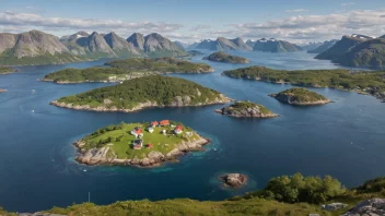 Et fredelig landskap av Haukøys med vann og fjell i bakgrunnen