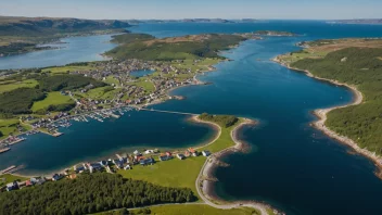 En malerisk bygd i Østfold, Norge, med en blanding av hus, trær og kystlandskap.