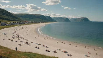 En vakker strandscene i Norge med mennesker som slapper av og har det gøy.