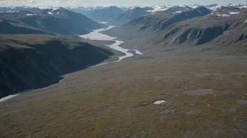 En fjellslette i fjellene, med lavtvoksende vegetasjon og flatt terreng.