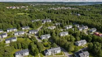 Flyfoto av et norsk nabolag med en blanding av hus og leiligheter.