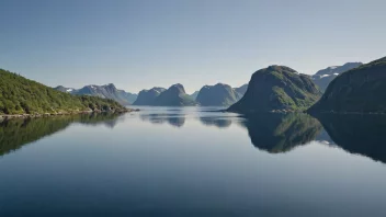 Et bilde av Vadsøysund, et sund i Finnmark, Norge.