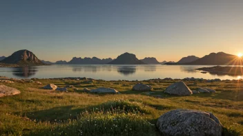 Et vakkert øylandskap med en fredelig atmosfære og midnattssol.