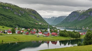 En idyllisk landsby med en innsjø og åser i bakgrunnen.