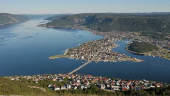 Panoramautsikt over Askim by, som viser dens historiske arkitektur og naturskjønne kystbeliggenhet