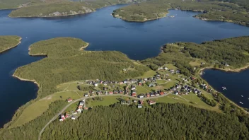 En liten bygd omgitt av fjell og skog