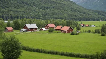 Et idyllisk landskap av et landlig område i Norge, med en gård, åkrer og rullende åser.