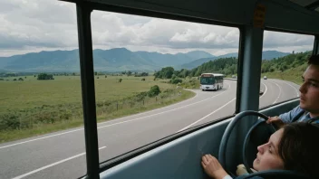 En buss på en naturskjønn vei med glade passasjerer