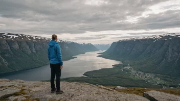 En person fra Oppland, Norge, står stolt foran en vakker utsikt over regionen.