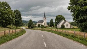 Et fredelig landskap med en kirke i bakgrunnen og en svingete vei som fører til den.