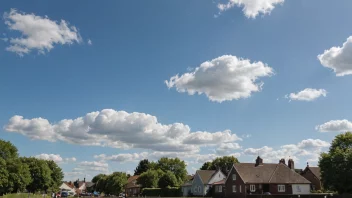 En solrik dag med en klar blå himmel og noen hvite skyer.