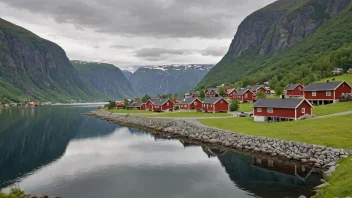 En malerisk landsby i Vest-Norge omgitt av fjell og en fjord.