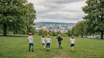 En gruppe glade barn som leker i en park med Oslos bysilhuett i bakgrunnen.