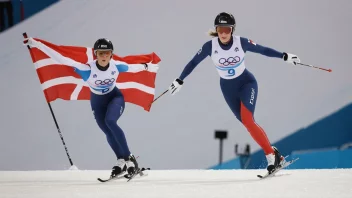 Et bilde av en vinterolympisk øvelse, som kunstløp eller alpint, med et norsk flagg i bakgrunnen.