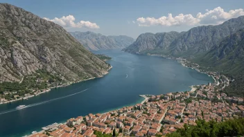 En malerisk bukt i Montenegro med en storslagen fjellkjede i bakgrunnen.