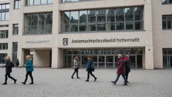 Et foto av en bygning som huser et arbeidsmarkedsinstitutt, med mennesker som går inn og ut av bygningen.