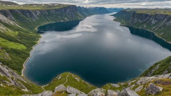 Et naturskjønt landskap av Marifjøras, som viser områdets unike naturskjønnhet og kulturelle landemerker.